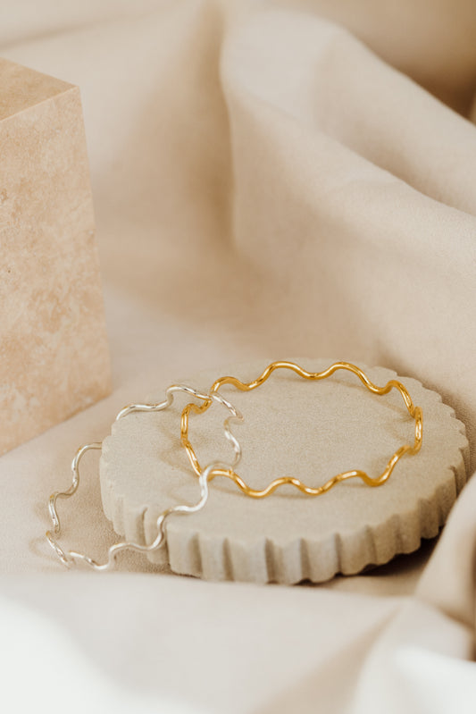 Wavy bangle