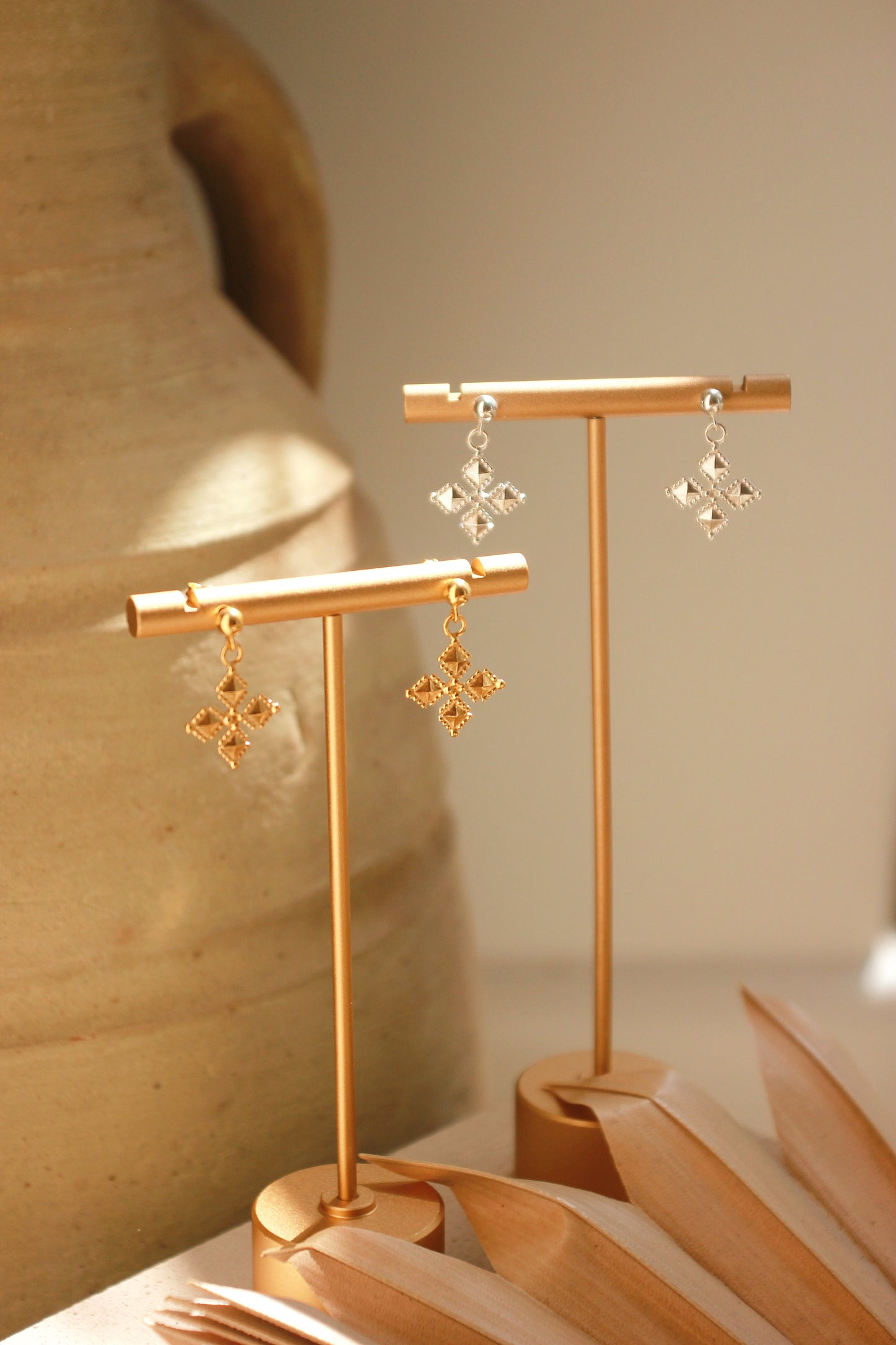 Tekhenu dangling studs