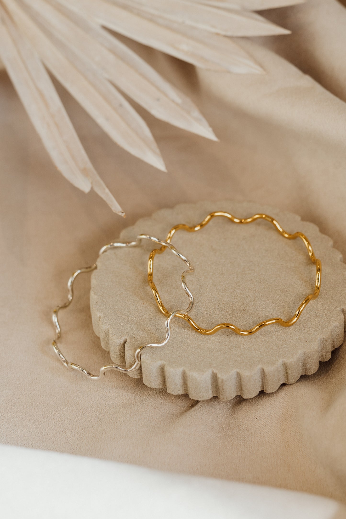 Wavy bangle