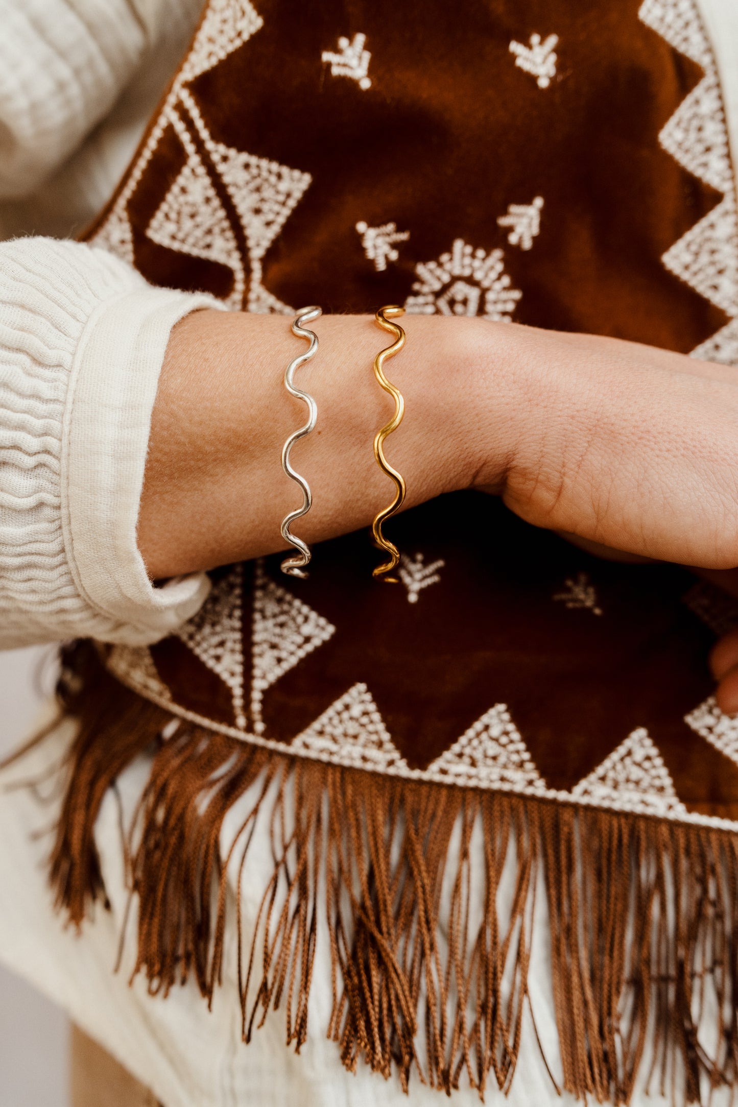 Wavy bangle