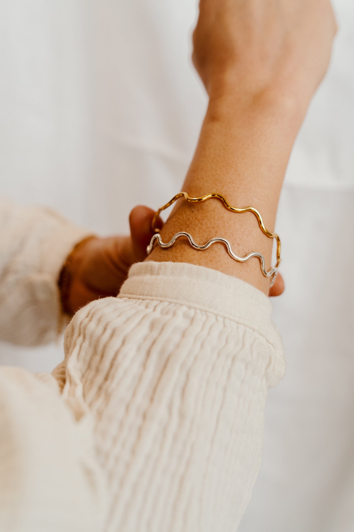 Wavy bangle