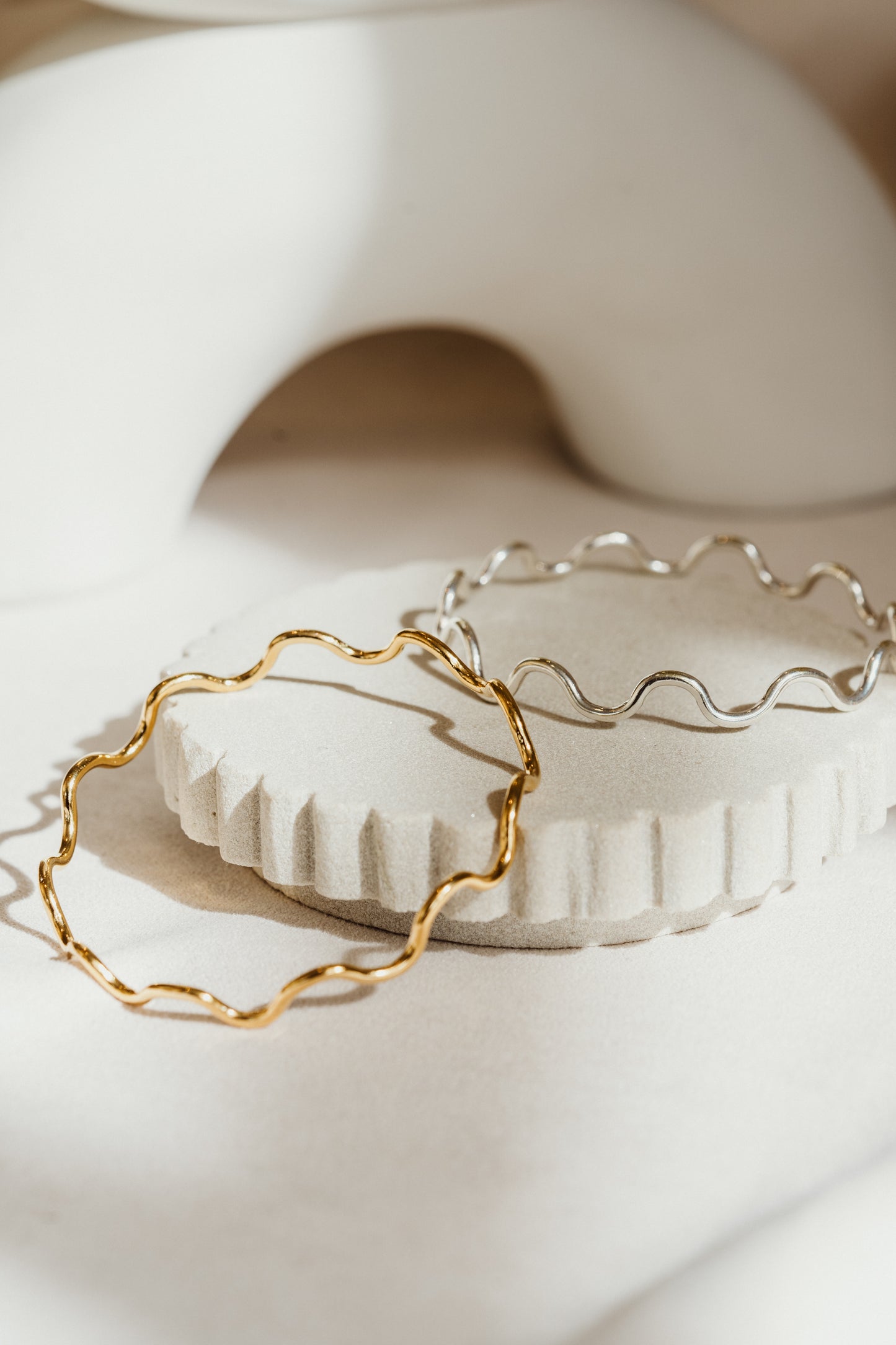 Wavy bangle