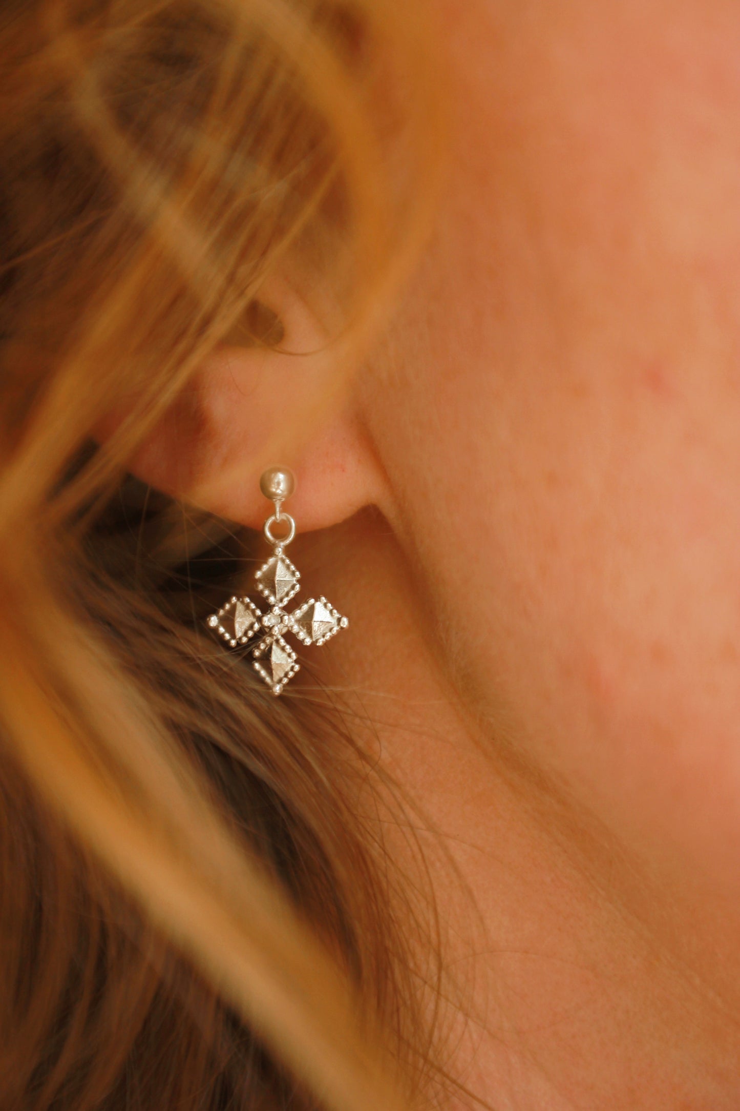 Tekhenu dangling studs