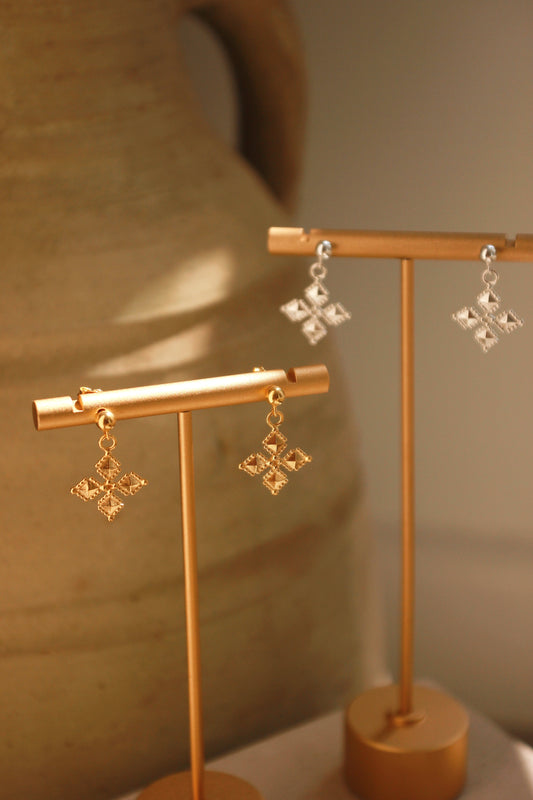 Tekhenu dangling studs