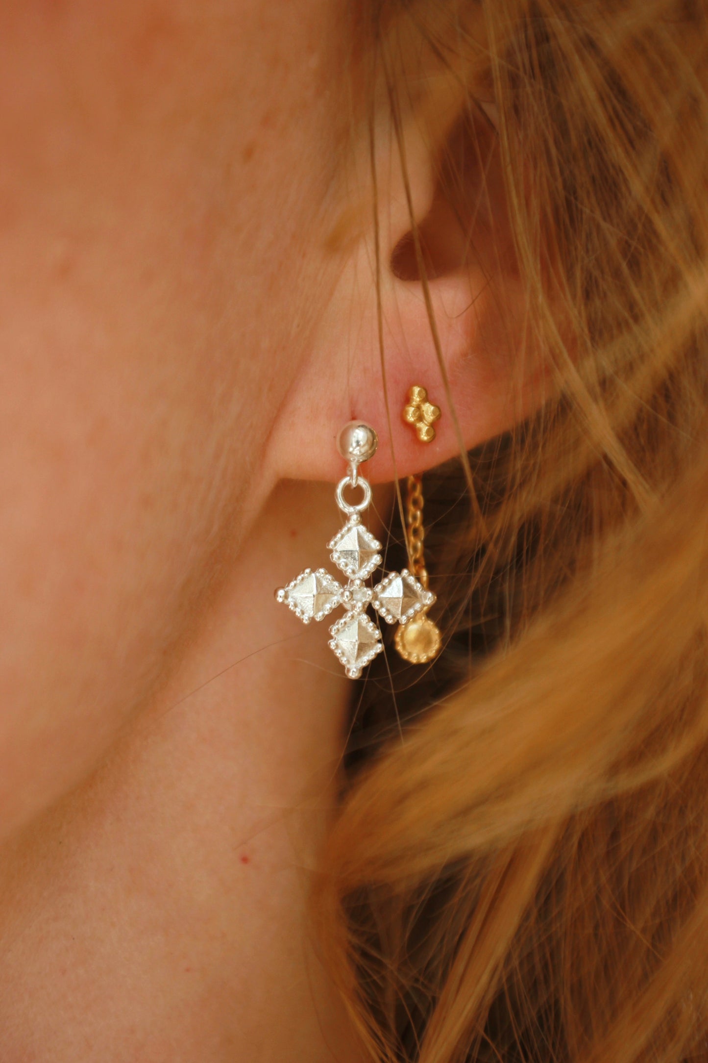 Tekhenu dangling studs